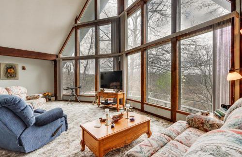 Treece Casa | Riverfront Baxter Springs Home with Deck and Grill!