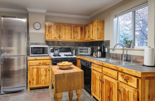 Old Bend Casa | Riverfront Bend by AvantStay | Private Dock+Kayaks, Large Yard w/ Views, Hot Tub