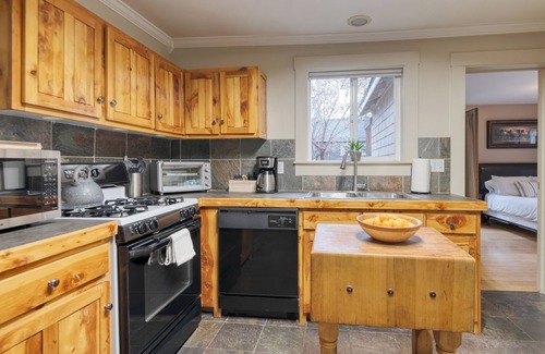 Old Bend Casa | Riverfront Bend by AvantStay | Private Dock+Kayaks, Large Yard w/ Views, Hot Tub