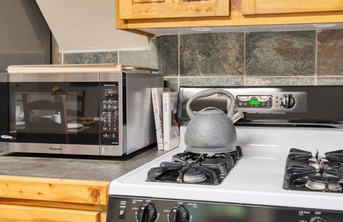 Old Bend Casa | Riverfront Bend by AvantStay | Private Dock+Kayaks, Large Yard w/ Views, Hot Tub