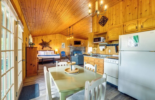 Berryville Cabina | Riverfront Berryville Retreat w/Fire Pit & BBQ!