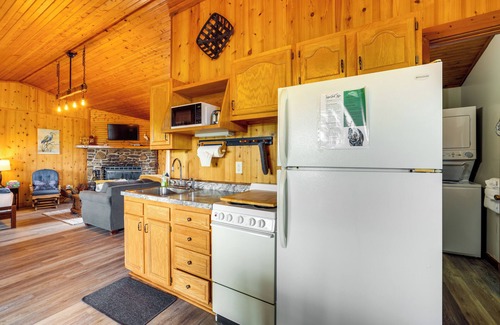 Berryville Cabina | Riverfront Berryville Retreat w/Fire Pit & BBQ!
