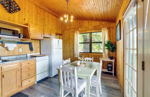 Berryville Cabina | Riverfront Berryville Retreat w/Fire Pit & BBQ!