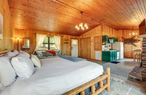Berryville Casa | Riverfront Berryville Cabin with Grill and Fireplace!