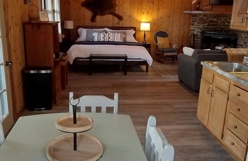 Berryville Cabina | Riverfront Blue Heron Cabin on the Kings River