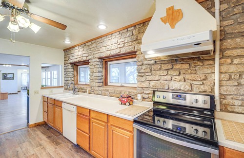 Brady Casa | Riverfront Brady Retreat on 25 Acres!