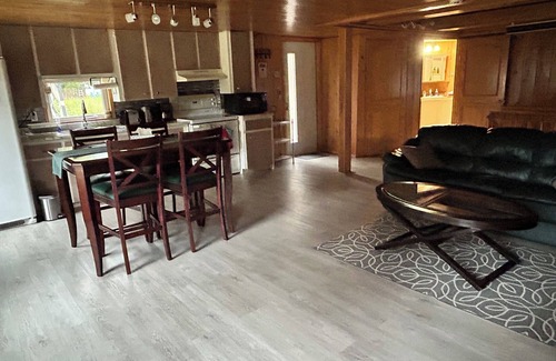 Notre-Dame-du-Laus Cabaña | Riverfront cozy getaway