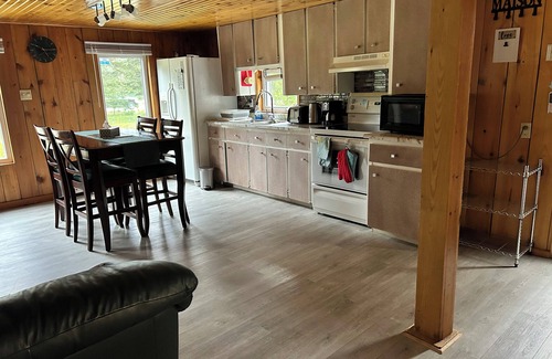 Notre-Dame-du-Laus Cabaña | Riverfront cozy getaway
