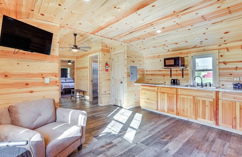Blanchardville Cabina | Riverfront Cabin Near Yellowstone Lake State Park