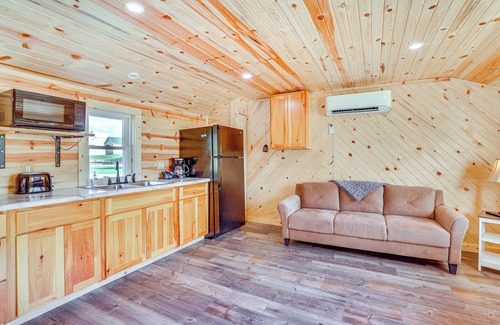 Blanchardville Cabina | Riverfront Cabin Near Yellowstone Lake State Park