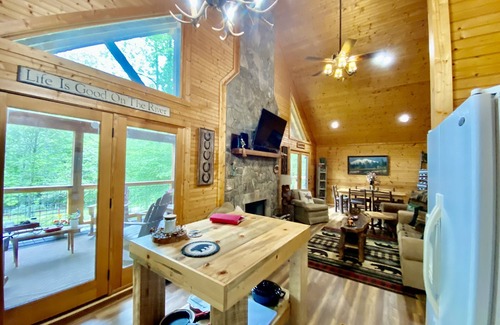 Helen Cabina | Riverfront Cabin by downtown Helen! Hot Tub,FirePit,Arcade Games & Private Park!