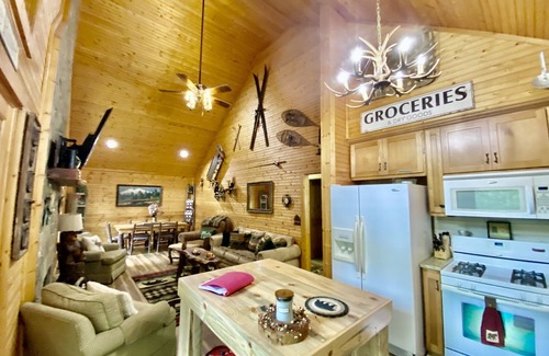 Helen Cabina | Riverfront Cabin by downtown Helen! Hot Tub,FirePit,Arcade Games & Private Park!