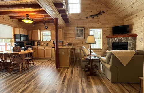 Luzerne Cabina | Riverfront Cabin : The Cozy Brown Trout Lodge