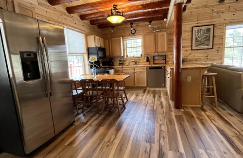 Luzerne Cabina | Riverfront Cabin : The Cozy Brown Trout Lodge