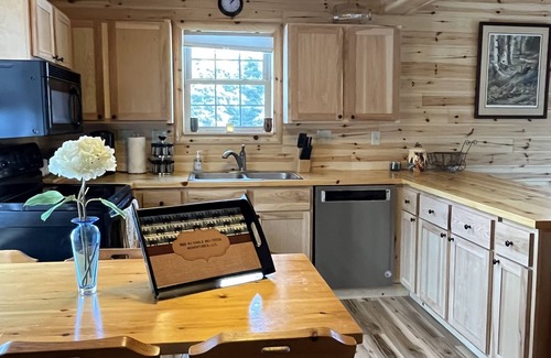 Luzerne Cabina | Riverfront Cabin : The Cozy Brown Trout Lodge