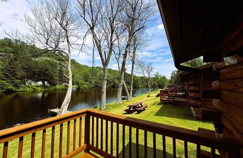 Crystal Falls Cabina | Riverfront Cabin #2.