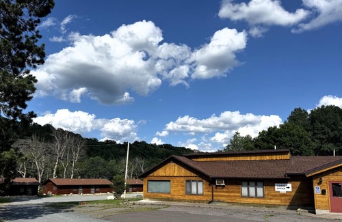 Crystal Falls Cabina | Riverfront Cabin #8.