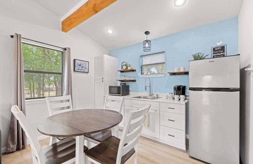 Fredericksburg Casa | Paintbrush Waterfront Cottage