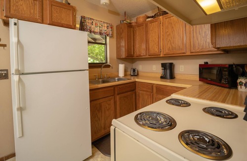 Boswell Cabina | Riverfront Cabin with Bluff Views Covered Deck and Hot Tub