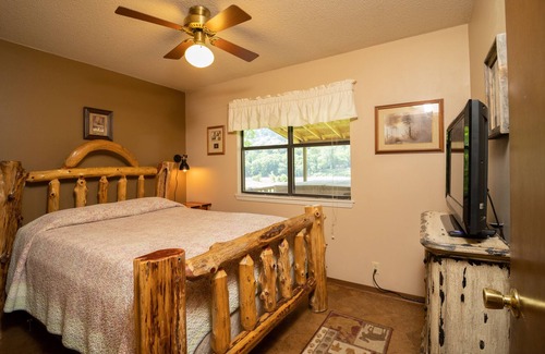 Boswell Cabina | Riverfront Cabin with Bluff Views Covered Deck and Hot Tub