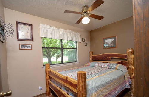 Boswell Cabina | Riverfront Cabin with Bluff Views Covered Deck and Hot Tub