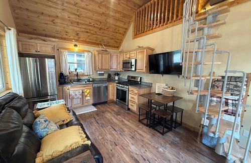 Riggins Cabina | Riverfront Cabin w/Loft in Riggins - Cozy Getaway!