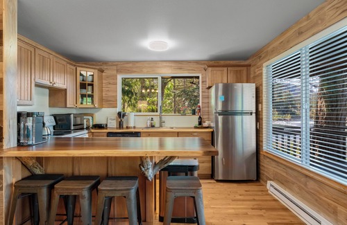 Gold Bar Cabina | Riverfront Cabin w/Views-Hot Tub,AC,Pets