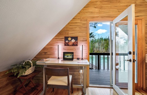 Gold Bar Cabina | Riverfront Cabin w/Views-Hot Tub,AC,Pets