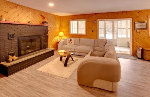 Schroon Lake Casa | Riverfront Cabin with Yard in Schroon Lake!