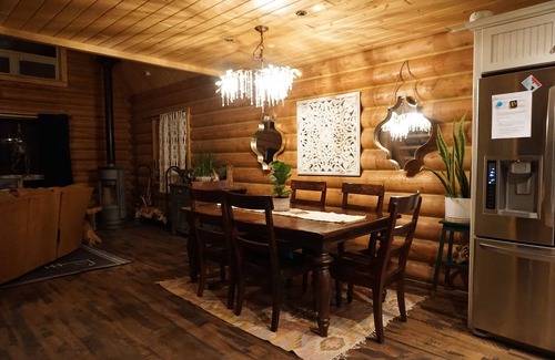 Somerset Cabina | Riverfront cabin with hot tub tucked away in the mountains