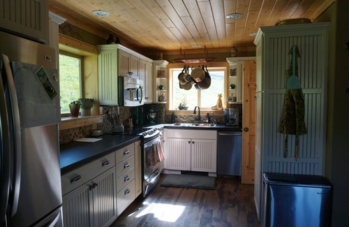 Somerset Cabina | Riverfront cabin with hot tub tucked away in the mountains