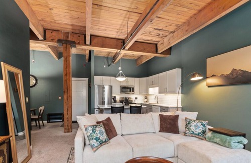 Grand Rapids Condominio | Riverfront Condo for Professionals with Workspace & Prime Medical Mile Access.