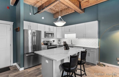 Grand Rapids Condominio | Riverfront Condo for Professionals with Workspace & Prime Medical Mile Access.