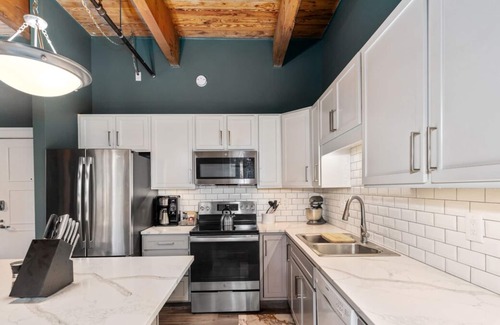 Grand Rapids Condominio | Riverfront Condo for Professionals with Workspace & Prime Medical Mile Access.