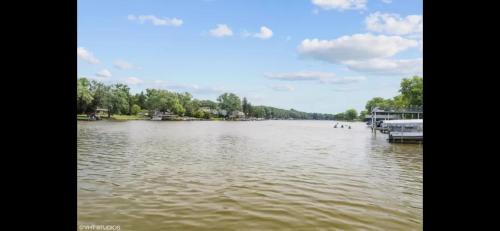 Fox River Grove Casa | Riverfront Cottage