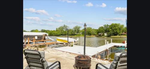Fox River Grove Casa | Riverfront Cottage