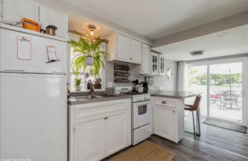 Fox River Grove Casa | Riverfront Cottage