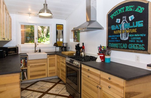 Northwood Cabaña | Riverfront Cottage en Sonoma Wine Country | Acceso a la playa y al río | Perro amistoso