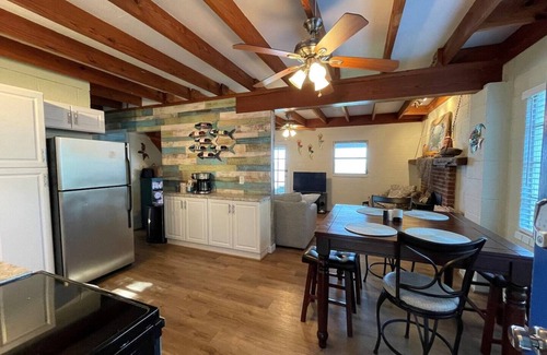 Surry Cabaña | Riverfront Cottage w/ Private Beach Near Wmsburg
