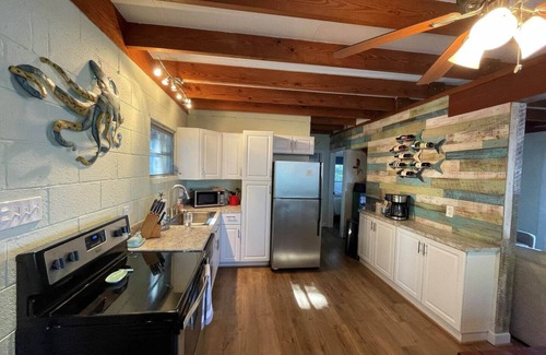 Surry Cabaña | Riverfront Cottage w/ Private Beach Near Wmsburg