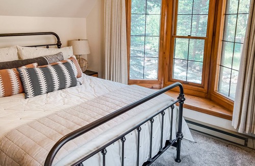 Estes Park Cabaña | Riverfront Cottage with Spectacular Views near RMNP Entrance