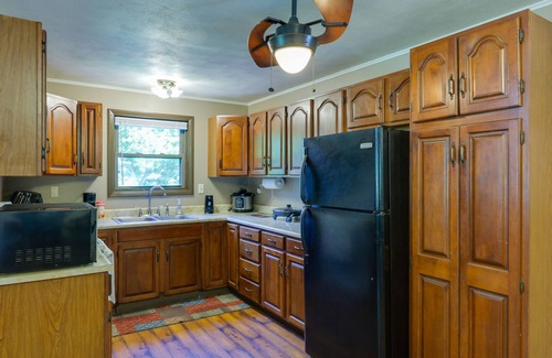Covington Cabina | Riverfront Covington Cabin w/ Deck & Fire Pit!