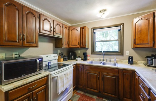 Covington Cabina | Riverfront Covington Cabin w/ Deck & Fire Pit!