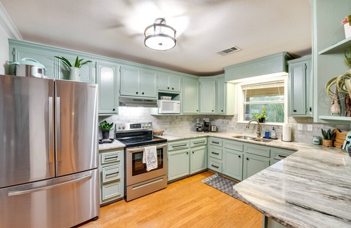 Thomaston Casa | Riverfront Cuero Vacation Home w/ Spacious Deck!