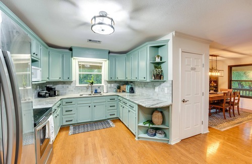 Thomaston Casa | Riverfront Cuero Vacation Home w/ Spacious Deck!