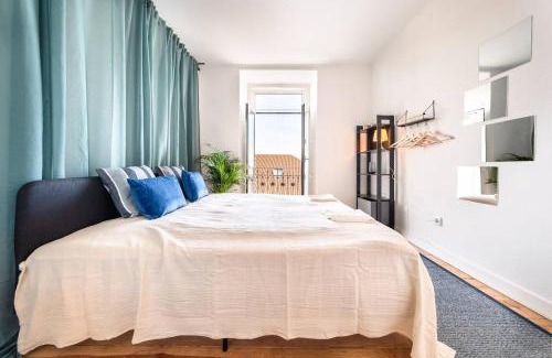 Santo Estevao Apartamento | Riverfront Elegance 41br Spacious Retreat