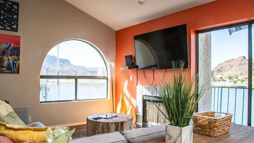 Parker Strip Casa | Riverfront Escape with dock