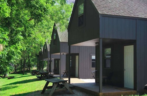 Caplinger Mills Cabaña | Riverfront Getaway: Fire Pit, Cozy Loft (Cabin 2)