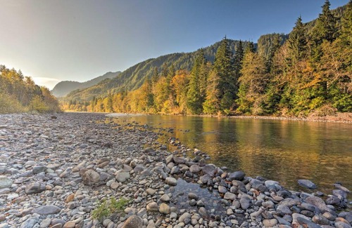 Gold Bar Casa | Riverfront Gold Bar Log Cabin Near Stevens Pass!