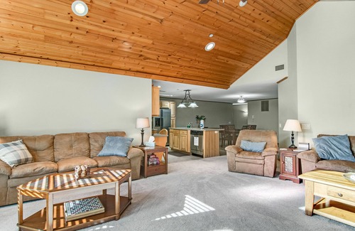 Arkdale Condominio | Riverfront golf resort condo with pool, hot tub, volleyball, & fairway-view deck